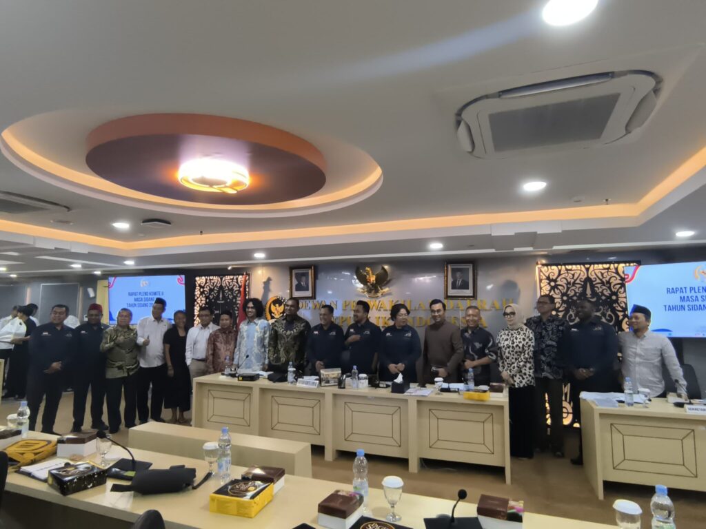 Rapat pleno pertama DPD RI